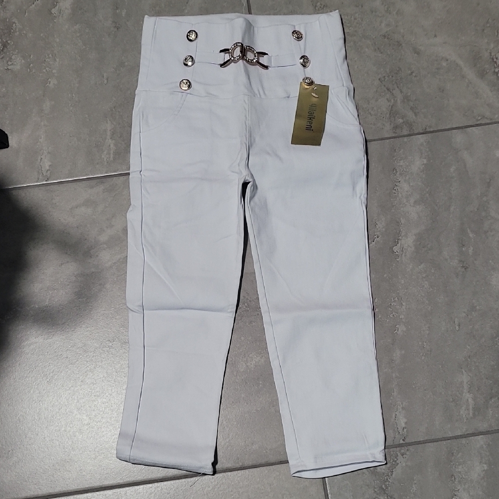 Stylish White High-Waisted Capri with Button Detail